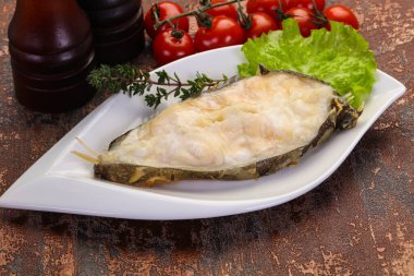 Salata yapraklı fırında kurt bifteği.