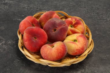 Tatlı, lezzetli, birkaç şeftali