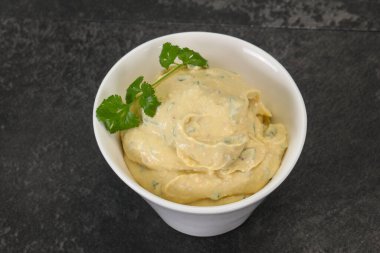 Zeytinyağı ve otlu humus atıştırmalığı.