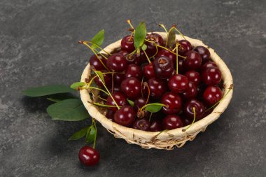 Yapraklarla dolu olgun kiraz yığını