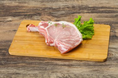 Ahşap arka planda çiğ biftek.