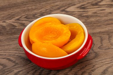 Şırıngayla marine edilmiş şeftali meyvesi.