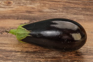 Siyah olgun taze bir patlıcan.