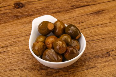 Kasede marine edilmiş feijoa meyvesi.