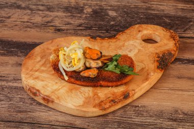 İçinde midye ve soya fasulyesi olan İtalyan uschetta.