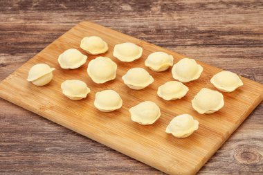 Pişirmek için çiğ etli börek.