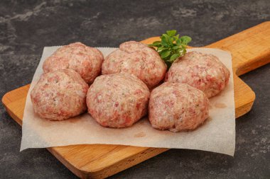 Yemek pişirmek için çiğ hindi köftesi.