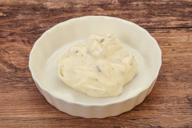 Parmesan peynirli ve otlu Sezar kremi sosu.