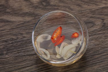 Acı biber ve sarımsaklı Vietnam sirkesi sosu.