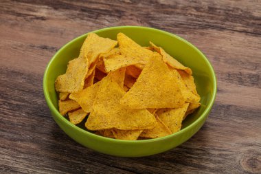 Meksika mısır cipsi üçgen yığını.