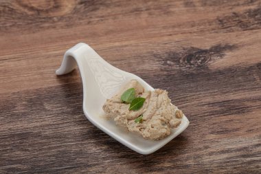 Kavanozda baharatlı ringa yağı var.