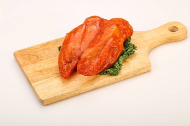 Baharatlı ve otlu füme tavuk göğsü.