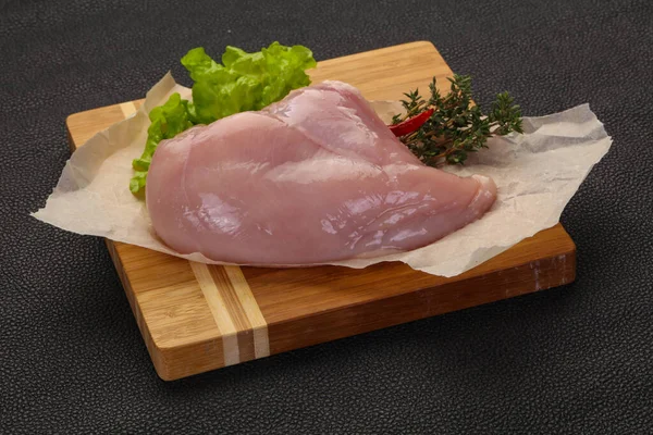 生の鶏の胸料理の準備 — ストック写真