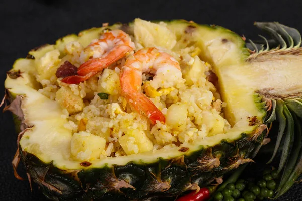 Stekt Ris Med Räkor Serverade Ananas — Stockfoto