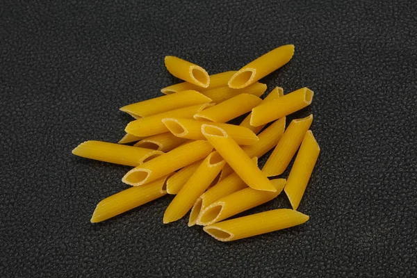 Çiğ makarna kaseye hazır.