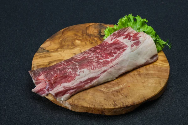 生牛肉熏肉配木板沙拉和百里香 — 图库照片