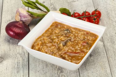 Kafkas Kharço çorbası, sığır eti ve pilav.