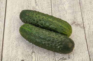 Arka planda iki salatalık var.