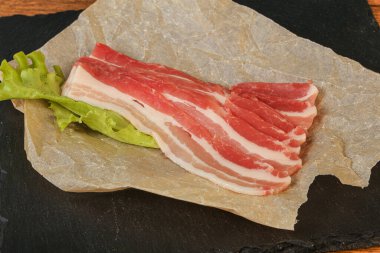 Fırında pişmemiş domuz pastırması.