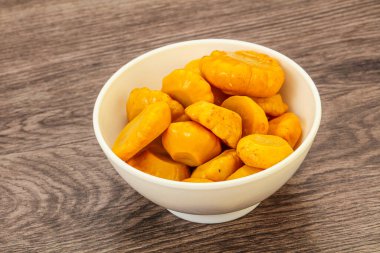 Vejetaryen yemeği - Kasede marine edilmiş sarı veranda