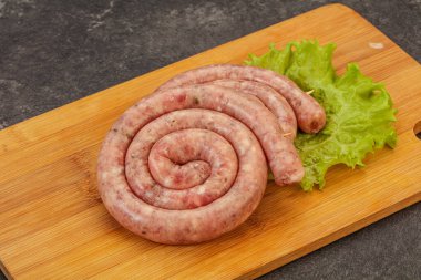 Izgara için çiğ domuz sosisi halkası.
