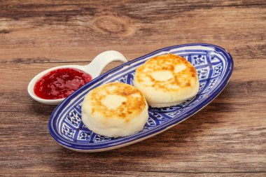 Kahvaltıda çilek reçelli süzme peynirli krep.