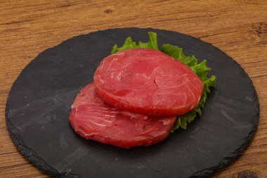 Izgara için çiğ ton balığı bifteği.
