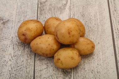 Çiğ taze patates yığını.