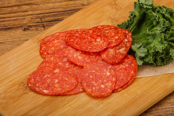 Italiano Spycy Pepperoni Salsicha Fatias Sobre Bordo — Fotografia de Stock