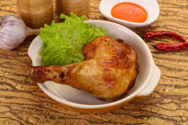 Çıtır çıtır kızarmış tavuk budu.