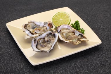 Limonlu ve maydanozlu taze istiridye.