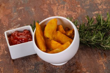 Biberiye ve soslu kızarmış patates dilimleri.