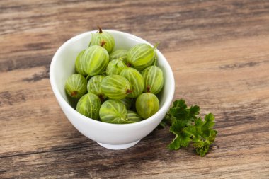 Yapraklı taze, yeşil, tatlı bektaşi üzümü.