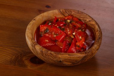 Bitki ve baharatlı dolma biber turşusu.