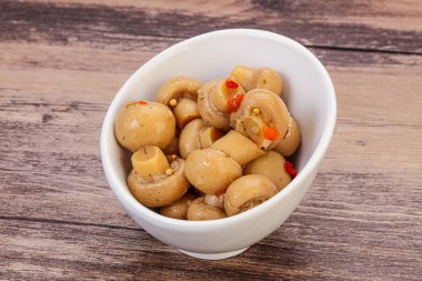 Kavanozda baharatlı turşu şampiyonları