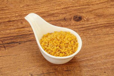 Vejetaryen mutfağı. Kasede pişirmek için kuru bulgur.