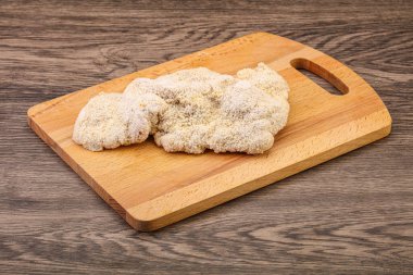 Kızartma için çiğ domuz eti şnitzel.