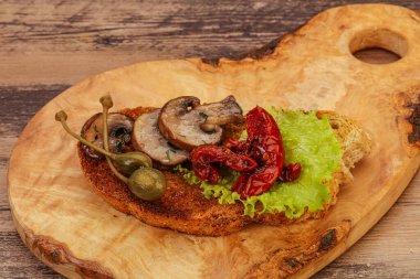 Mantarlı vegan bruschetta ve kuru domates.