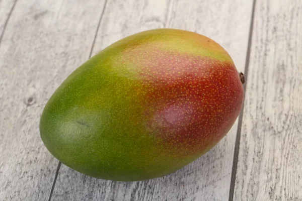 Sladké Chutné Mango Přes Dřevěné Pozadí — Stock fotografie