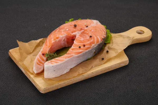 Bistecca Salmone Cruda Con Sale Pepe Pronta Griglia — Foto Stock