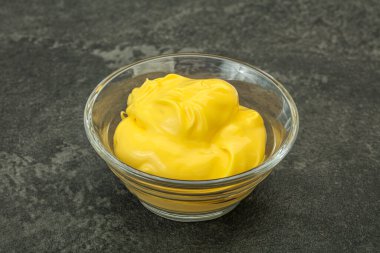 Tabaktaki doğal lezzetli peynir sosu