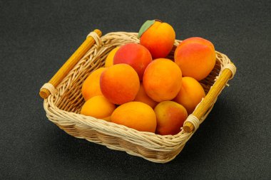 Taze, tatlı, birkaç kayısı meyvesi.