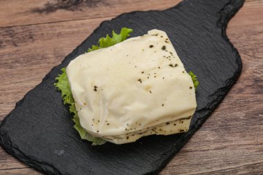Izgara için naneli Yunan Halloumi peyniri