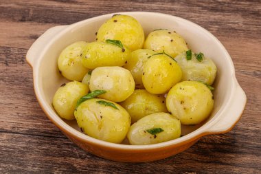 Kasede taze haşlanmış patates soğan servis edildi.