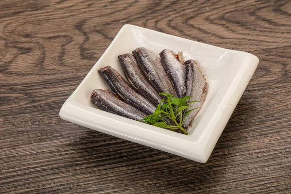 Anchovies Hal Snack Tálban Tálalva Bazsalikom Levelek — Stock Fotó