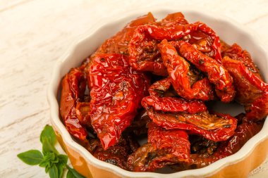 Fesleğen yapraklı kuru domates.