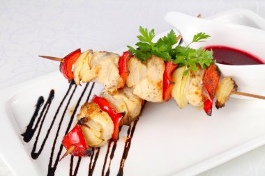 Sebzeli tavuk şişi.