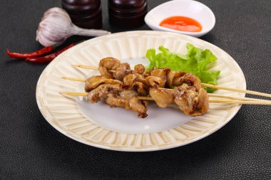 Acı soslu tavuk derisi şiş.