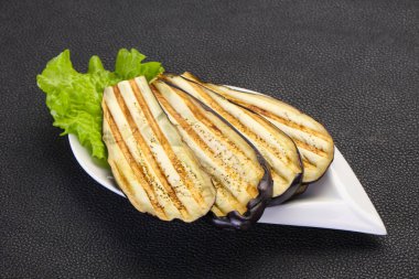 Kavanozda kızarmış patlıcan.