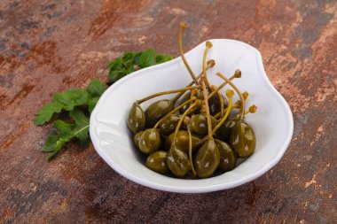 Fesleğenli turşulu böğürtlen